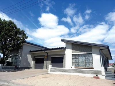 House For Sale In Cravenby, Parow