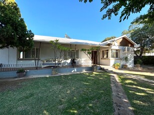 4 Bedroom House For Sale in Graaff-Reinet