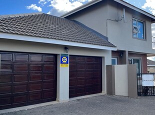 4 Bedroom townhouse - sectional for sale in Shellyvale, Bloemfontein