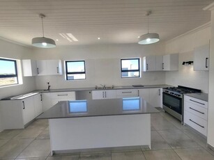 Newly built modern three-bedroom all-en-suite family home 100 m walk from the beach!!