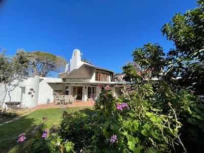 5 Bedroom House For Sale in Jeffreys Bay Central