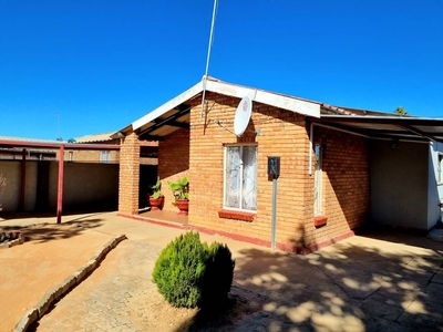 House For Sale in Roodepan