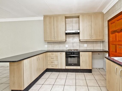 Townhouse For Rent In Oaklands, Johannesburg