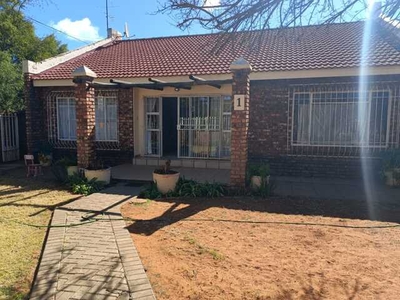 Townhouse For Sale In Camelot, Kimberley