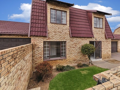 Townhouse For Sale in Ruimsig