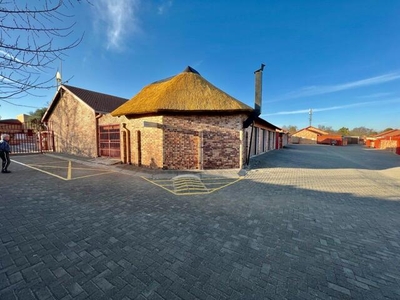Townhouse For Sale In Uitsig, Bloemfontein