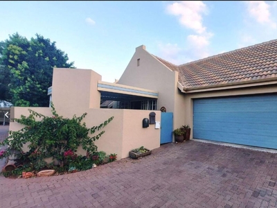 Townhouse – sectional For Sale in Rooihuiskraal North