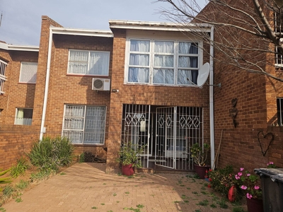 3 Bedroom Townhouse For Sale in Stilfontein