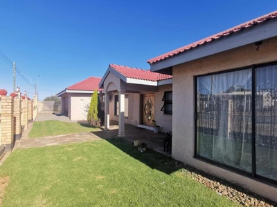 House For Sale In Vergenoeg Ext 1, Kimberley