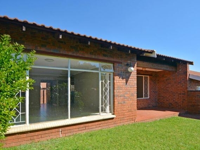 Townhouse For Rent In Kloofendal, Roodepoort