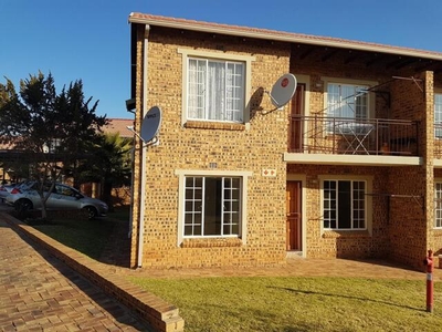 Townhouse For Rent In Strubensvallei, Roodepoort