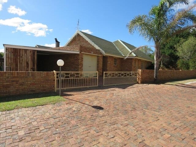 Townhouse For Sale In Langenhovenpark, Bloemfontein