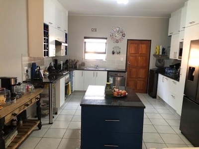 Townhouse For Sale In New Market Park, Alberton