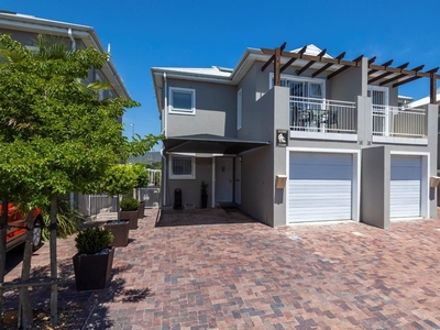 2 Bedroom Freehold For Sale in Brackenfell South