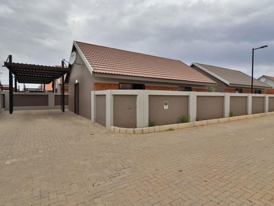 2 Bedroom Townhouse for sale in Estoire - 25 Kruger Avenue