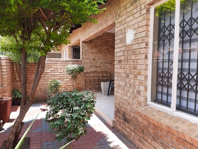 2 Bedroom Townhouse For Sale in Penina Park