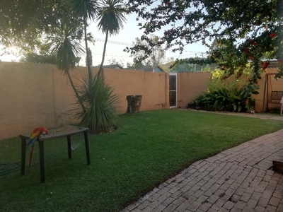 2 BEDROOM TOWNHOUSE WITH STUDY, LAPA & LARGE GARDEN IN WONDERBOOM SOUTH.
