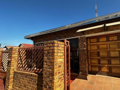 3 Bedroom house for sale in Commercia, Midrand
