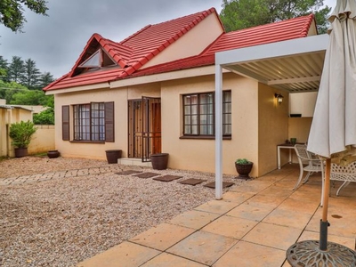 3 Bedroom townhouse - sectional rented in Woodmead, Sandton