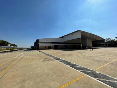 N1 BUSINESS PARK: LARGE FREE STANDING WAREHOUSE / FACTORY / DISTRIBUTIONCENTRE TO LET WITH N1 HIGHWAY FRONTAGE!