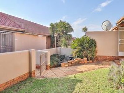 Townhouse For Sale in Birchleigh North