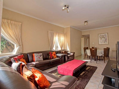 Townhouse For Sale in Strubensvallei