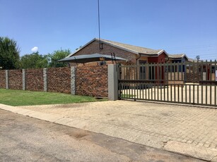 2 Bedroom Townhouse For Sale in Dassie Rand