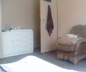 Big spacious double bedroom available in a 3 bedroom house! - Pretoria