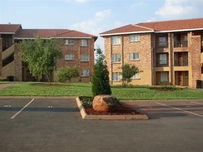Room available immediately in a 2 bedroom apartment - Centurion