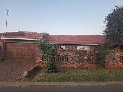 3 Bedroom House For Sale in Pimville Zone 6