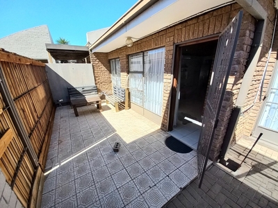 2 Bedroom Townhouse For Sale in Langenhovenpark