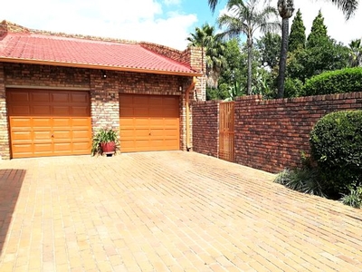 4 Bedroom House To Let in Douglasdale