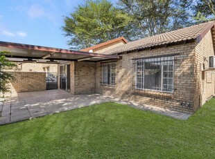 Simplex for sale with 3 bedrooms, Wilgeheuwel, Roodepoort