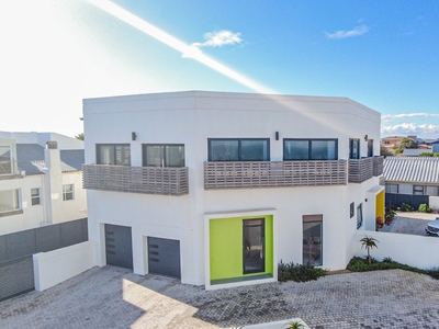 4 Bedroom House For Sale in Yzerfontein