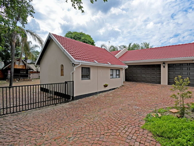 4 Bedroom House with a spacious cottage in Wendywood