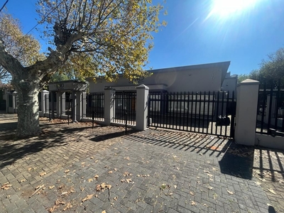 500m² Office To Let in Norwood