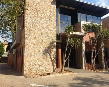 525m² Office To Let in Hatfield