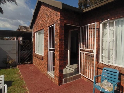 Townhouse For Rent In Bergbron, Roodepoort