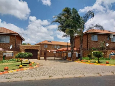 Townhouse For Sale In Birchleigh, Kempton Park