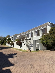 Townhouse to rent in Greenside