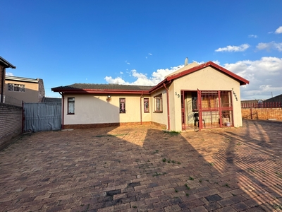 House For Sale in Lenasia Ext 10, Johannesburg