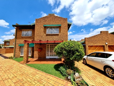 Townhouse For Sale in Bassonia, Johannesburg