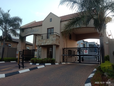 Townhouse For Sale in Ruimsig, Roodepoort