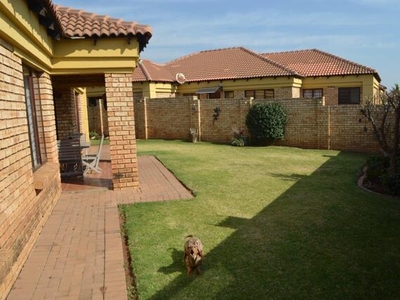 Townhouse For Sale In Pinehaven, Krugersdorp