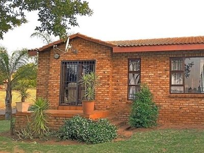 2 Bedroom townhouse - freehold for sale in Mondeor, Johannesburg