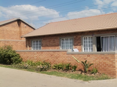 3 Bedroom Simplex To Let in Greenstone Hill