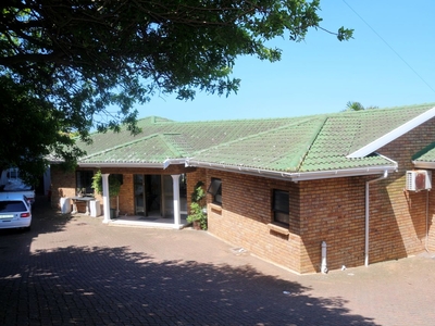 4 Bedroom House For Sale in Athlone Park