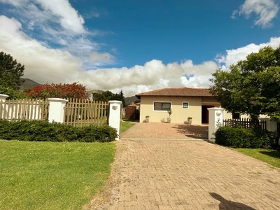 4 Bedroom House For Sale in Sir Lowrys Pass