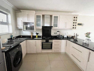 2 Bedroom Apartment To Let in Morningside