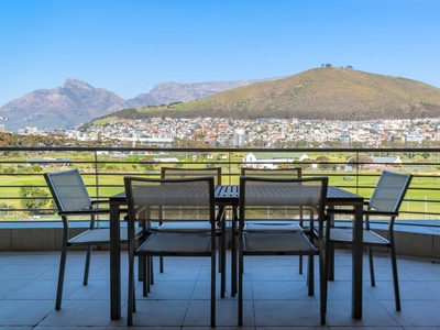 2 Bedroom Flat For Sale in Mouille Point